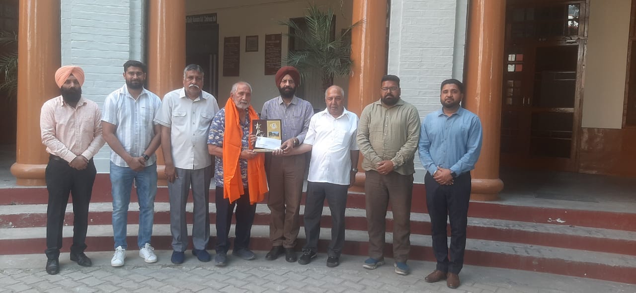 ਪ੍ਰਿੰਸੀਪਲ ਹਰਭਜਨ ਸਿੰਘ ਟਰੱਸਟ ਵੱਲੋਂ ਖਾਲਸਾ ਕਾਲਜ ਮਾਹਿਲਪੁਰ ਨੂੰ ਇਕ ਲੱਖ ਦੀ ਸਹਾਇਤਾ ਰਾਸ਼ੀ